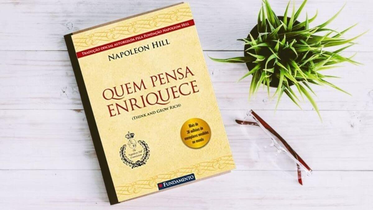 Livro Quem pensa enriquece